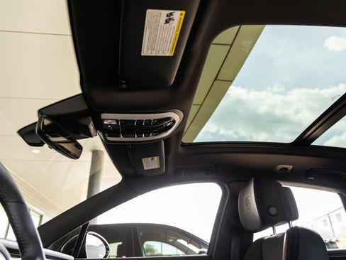 Certified 2026 Porsche Macan AWD/4WD image 26