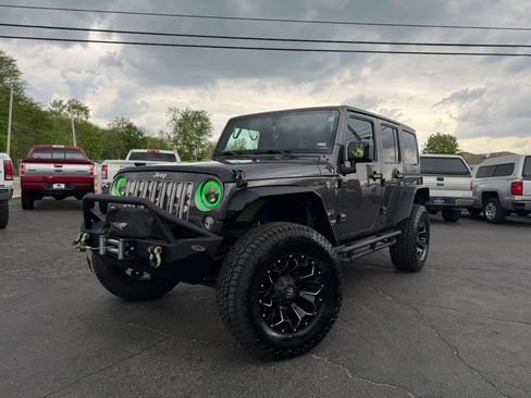 Used 2018 Jeep Wrangler Unlimited Sahara image 1