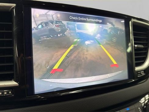 Used 2024 Chrysler Pacifica Touring-L FWD image 34