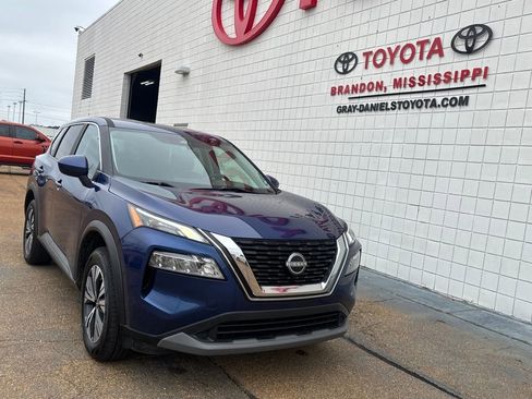 Used 2023 Nissan Rogue SV image 3
