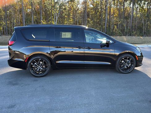 New 2026 Chrysler Pacifica Select image 11