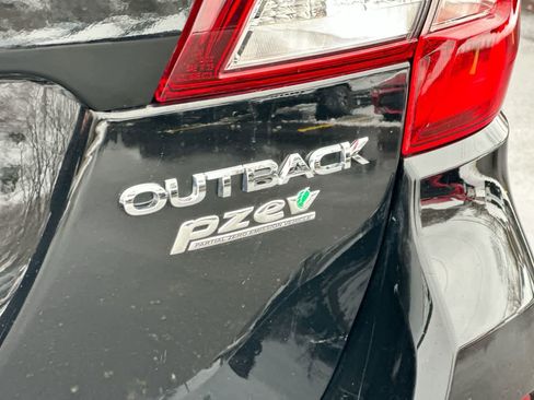 Used 2017 Subaru Outback 2.5i Limited image 18