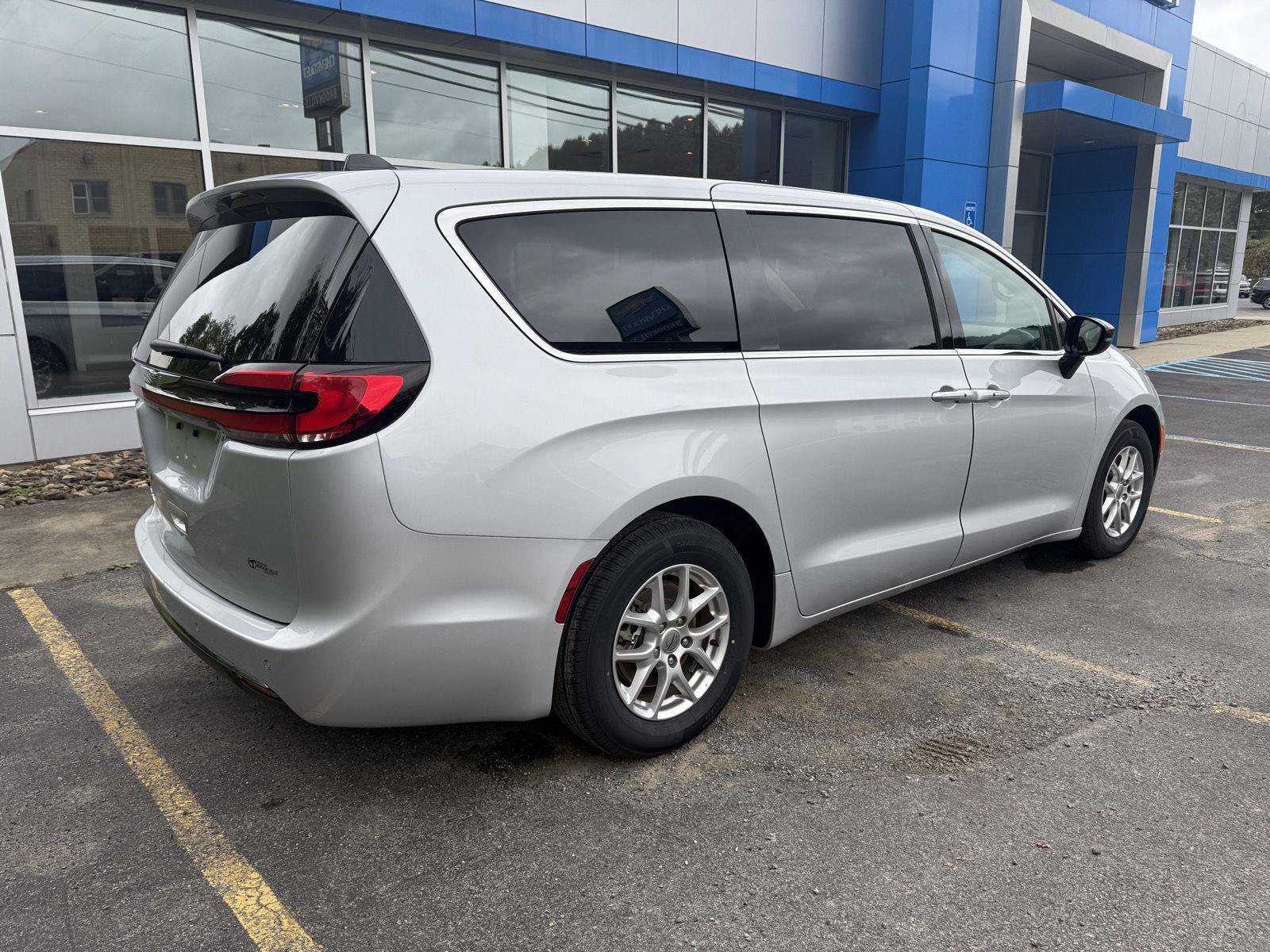 Used 2024 Chrysler Pacifica Touring-L FWD image 5