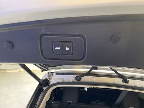 Used 2025 Nissan Pathfinder SV FWD image 30
