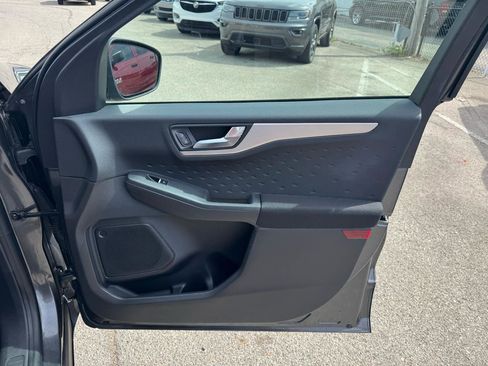 Used 2020 Ford Escape SE image 17