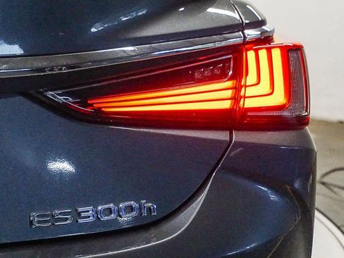 Used 2022 Lexus ES 300h w/ Accessory Package 2 FWD image 11