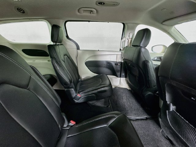 Used 2023 Chrysler Pacifica Touring-L FWD image 24