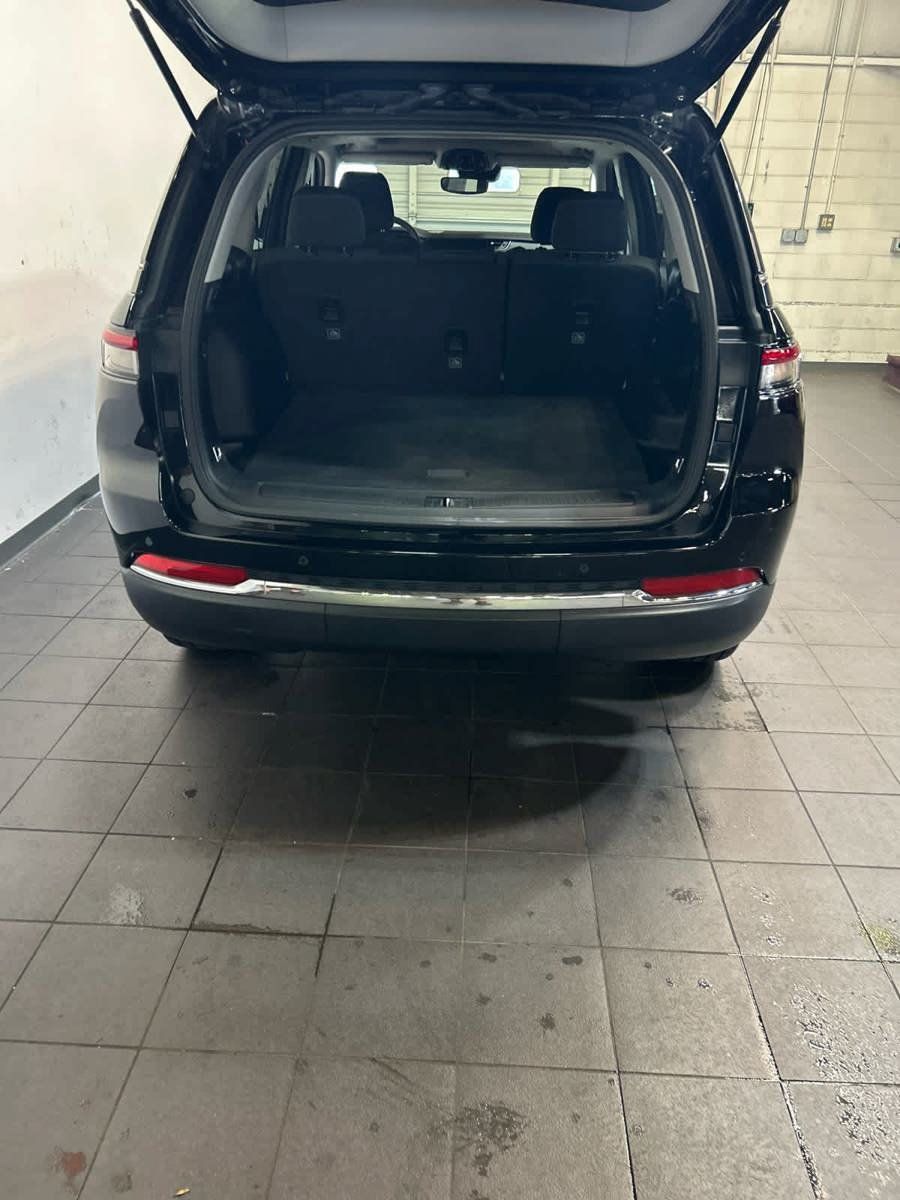 Used 2023 Jeep Grand Cherokee Laredo AWD/4WD image 11
