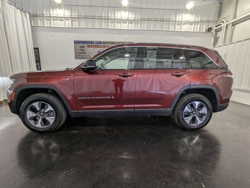 Used 2023 Jeep Grand Cherokee 4x4 image 2