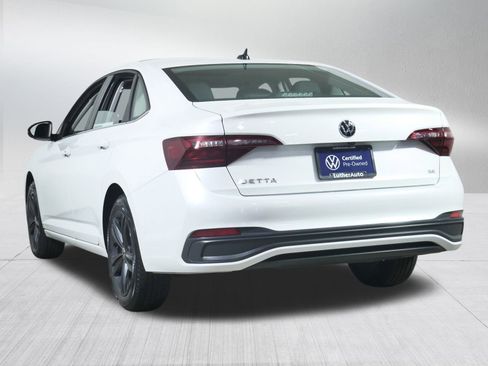 Certified 2022 Volkswagen Jetta SE w/ Panoramic Sunroof Package image 5