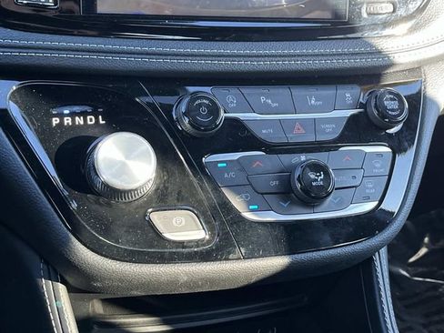 Used 2025 Chrysler Pacifica Limited FWD image 32