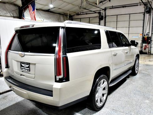 Used 2016 Cadillac Escalade ESV Luxury image 27