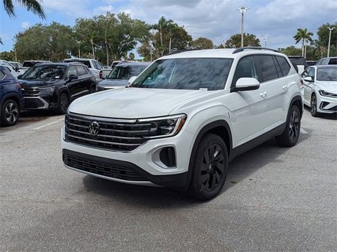 Used 2025 Volkswagen Atlas SE w/ Black Wheel Package image 4