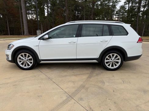 Used 2019 Volkswagen Golf Alltrack S image 2