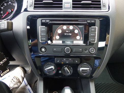 Used 2015 Volkswagen Jetta Sport FWD image 29