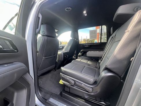 Used 2025 Chevrolet Suburban Z71 image 10