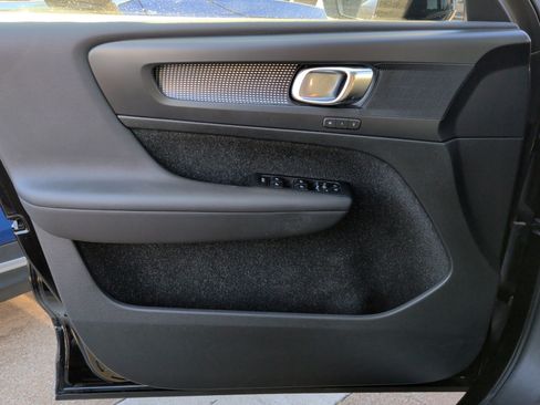 Used 2020 Volvo XC40 T4 R-Design image 30