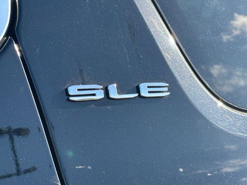 Used 2023 GMC Acadia SLE FWD image 11