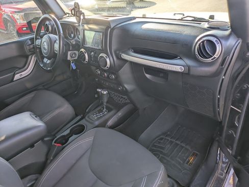 Used 2017 Jeep Wrangler Unlimited Sahara w/ Connectivity Group AWD/4WD image 31