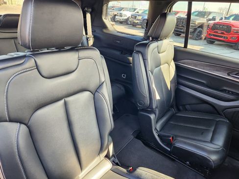 Used 2025 Jeep Grand Cherokee L Limited AWD/4WD image 18