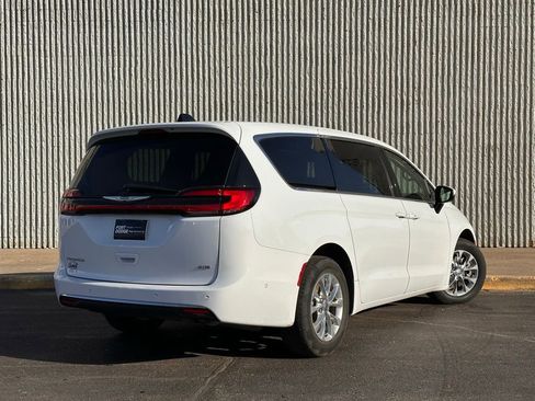 Used 2023 Chrysler Pacifica Touring-L w/ Uconnect Theater Family Group AWD/4WD image 5