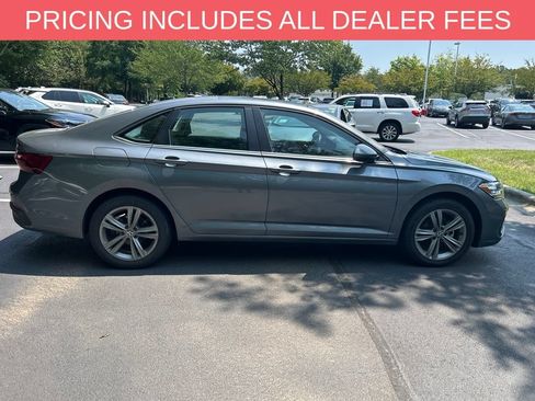 Used 2024 Volkswagen Jetta SE FWD image 9