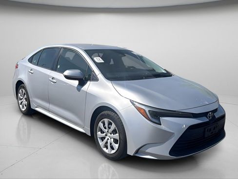 Used 2025 Toyota Corolla LE image 2