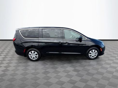 Used 2020 Chrysler Voyager L FWD image 8