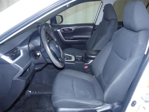 Used 2021 Toyota RAV4 LE AWD/4WD image 19