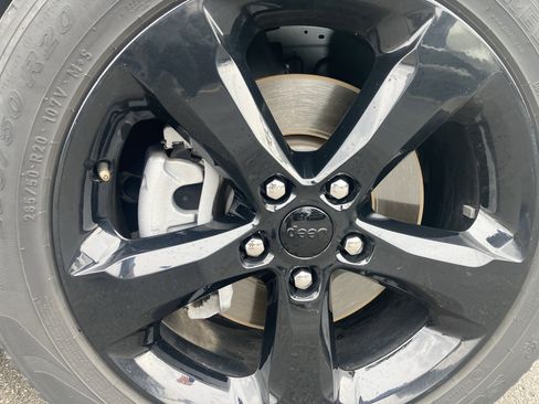 Used 2023 Jeep Grand Cherokee L Limited w/ Black Appearance Package image 9