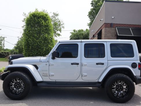 Used 2022 Jeep Wrangler Unlimited Sahara AWD/4WD image 9