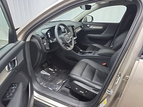 Used 2023 Volvo XC40 B5 Core image 28