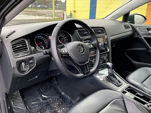 Used 2018 Volkswagen e-Golf SE w/ DC Fast Charging Package image 19