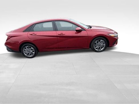 Used 2024 Hyundai Elantra SEL FWD image 5
