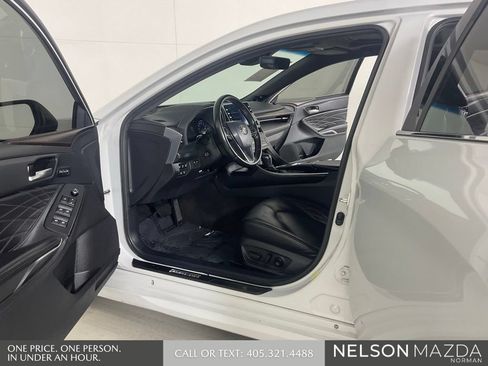 Used 2022 Toyota Avalon Limited w/ Advanced Safety Package FWD image 11