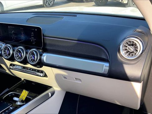 Used 2021 Mercedes-Benz GLB 250 w/ Premium Package image 17