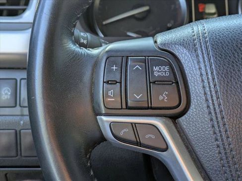 Used 2017 Toyota Highlander SE FWD image 11