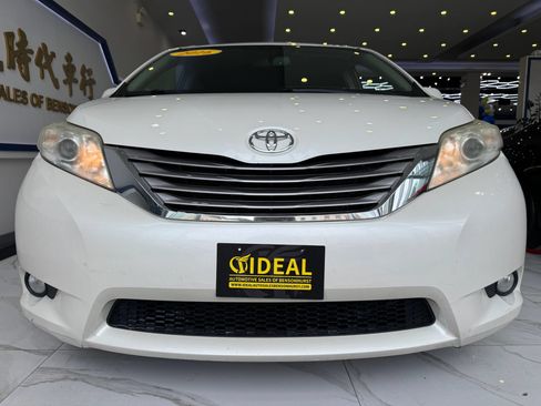 Used 2016 Toyota Sienna XLE w/ XLE Navigation Package FWD image 3