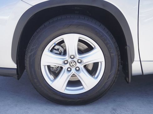 Used 2024 Toyota Highlander LE AWD/4WD image 24