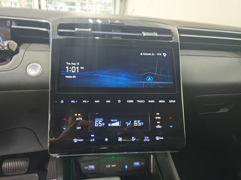 Certified 2024 Hyundai Santa Cruz Limited AWD/4WD image 18