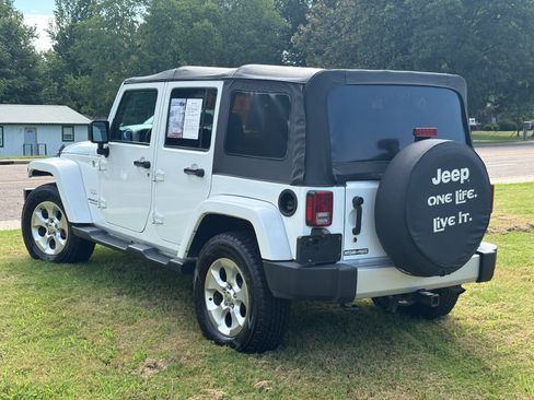 Used 2015 Jeep Wrangler Unlimited Sahara w/ Connectivity Group AWD/4WD image 8