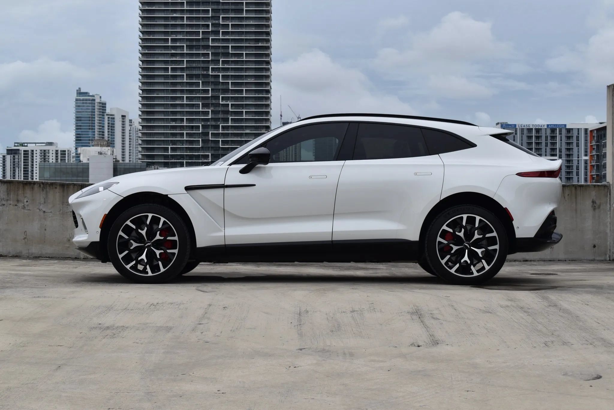 Used 2021 Aston Martin DBX AWD/4WD image 2