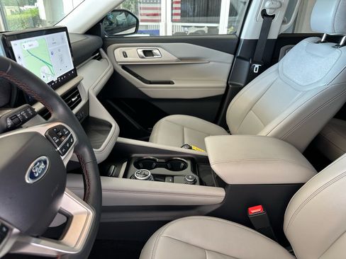 Certified 2025 Ford Explorer Active w/ Active Comfort Package RWD image 19