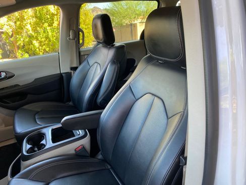 Used 2024 Chrysler Pacifica Limited FWD image 19