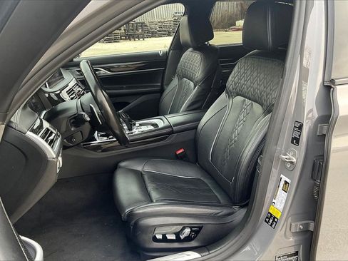 Used 2022 BMW 750i xDrive w/ Executive Package image 25