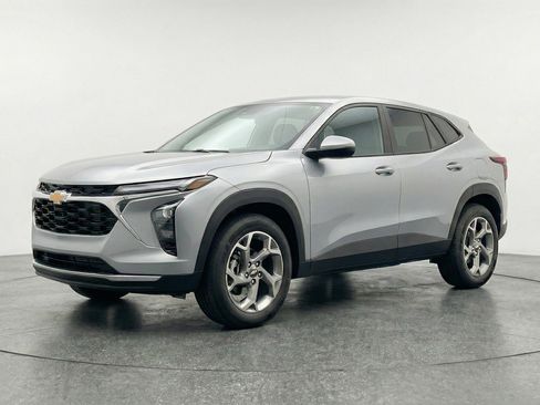 Used 2025 Chevrolet Trax LT w/ LT Convenience Package image 3