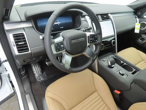 New 2026 Land Rover Discovery Limited Edition image 9