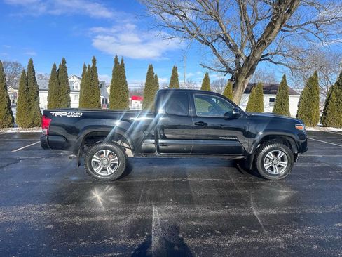 Used 2016 Toyota Tacoma TRD Sport image 4