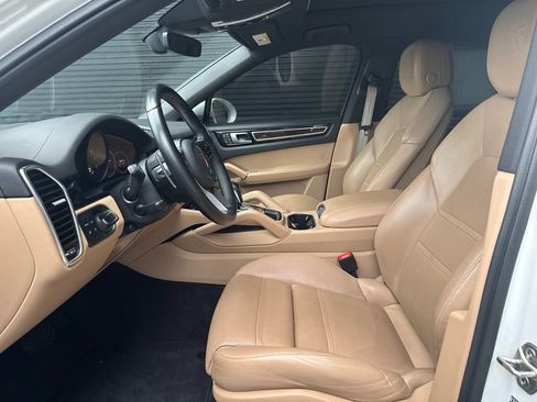 Certified 2023 Porsche Cayenne Platinum Edition AWD/4WD image 5