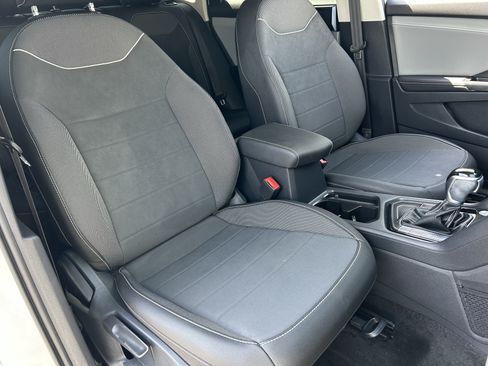Certified 2024 Volkswagen Taos SE FWD image 8